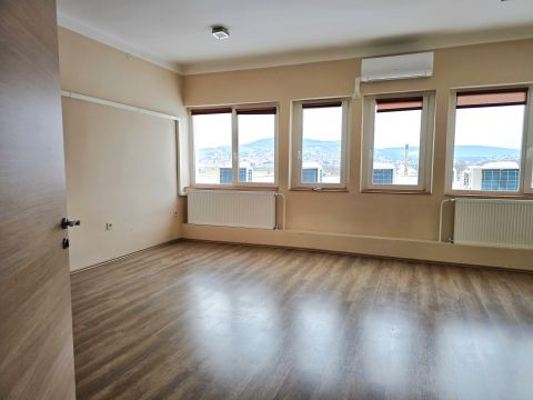 Kiadó Iroda 7630 Pécs Felújított irodaházban 60 nm-es klímás iroda helyiség