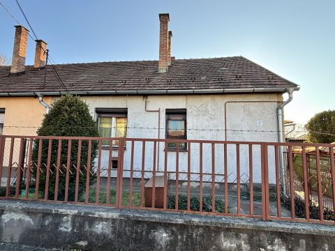 Eladó Ház 2360 Gyál , Központhoz közeli csendes, aszfaltozott utca