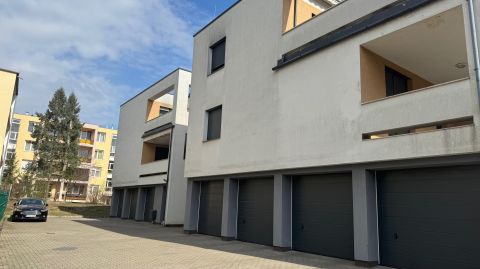 Eladó Parkoló 4028 Debrecen , Nagyerdőn, egyirányú utcában garázs ELADÓ!