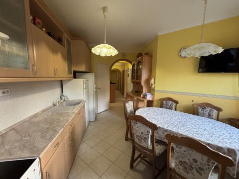 Eladó Lakás 4032 Debrecen , Vezér lakótelep kedvelt részén.