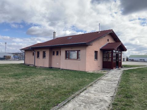 Eladó Ipari 9400 Sopron , Sopron keleti részén, iroda épülettel rendelkező telephely