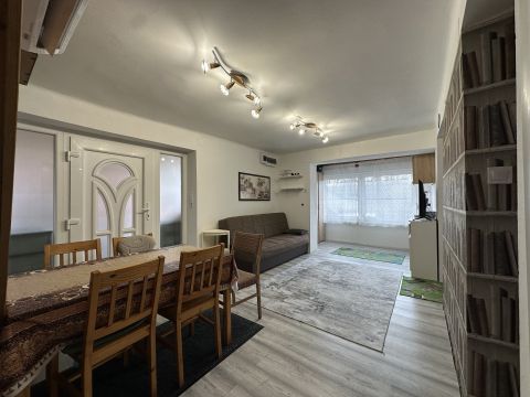 Eladó Ház 6065 Lakitelek , HOLT-TISZÁHOZ KÖZEL KÉTSZINTES SZÉP ÁLLAPOTÚ NYARALÓ 