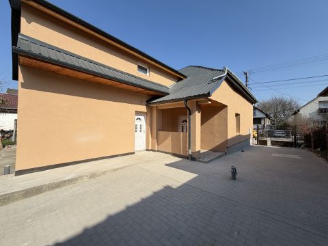 Eladó Ház 2314 Halásztelek Felújított, belső kétszintes, udvarkapcsolattal, gk beállóva