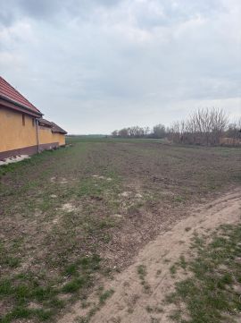 Eladó Telek 8135 Dég , jó elhelyezkedésű, 2326 m2-es belteületi telek