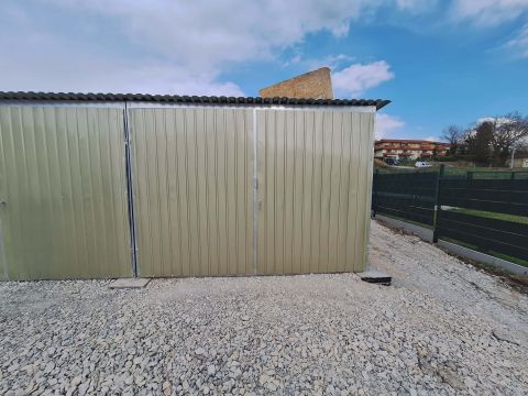 Kiadó Parkoló 7627 Pécs === Rigóder utca legelején garázsok kiadók===