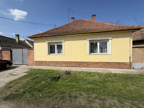 Eladó Ház 2700 Cegléd , Központhoz közel 