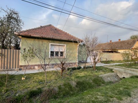 Eladó Ház 2750 Nagykőrös , Házikó + telek = potenciál.