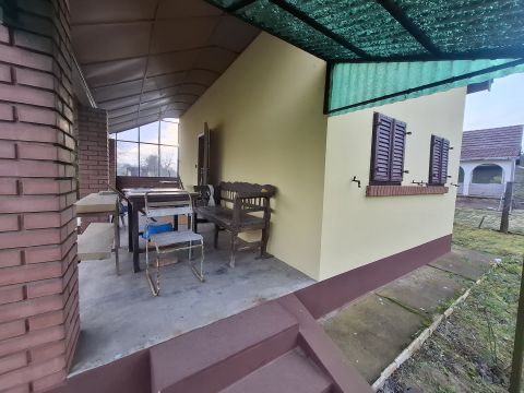 Eladó Ház 6100 Kiskunfélegyháza , Galériás tégla ház Haleszban dupla portával, pincével