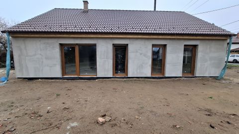 Eladó Ház 2113 Erdőkertes , Új építésű családi ház központi, de nyugodt részen