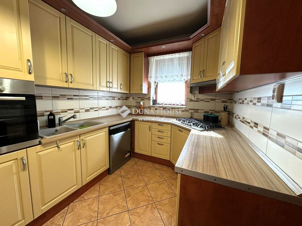 6078 Jakabszállás , Kecskemét mellett nyugodt utcában kétszintes,tágas családi h — 1/17