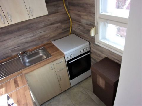 Kiadó Lakás 6000 Kecskemét , Árpád körúton, egy szobás albérlet