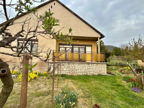 Eladó Ház 8263 Badacsonytördemic , Lakóingatlan közkedvelt utcában 