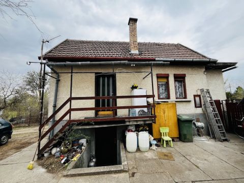 Eladó Ház 2200 Monor , Strázsahegyen eladó, kis hétvégi ház, fúrt kúttal!