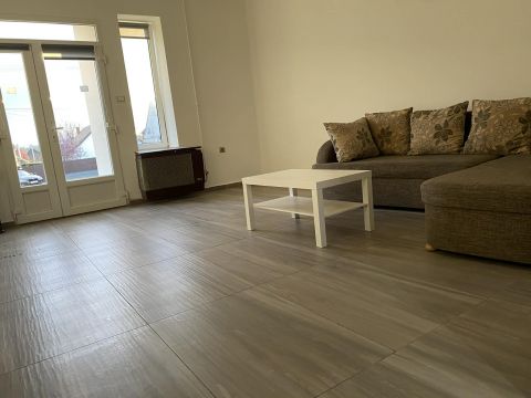 Eladó Ház 8130 Enying , központi elhelyezkedésű, remek befektetési lehetőség