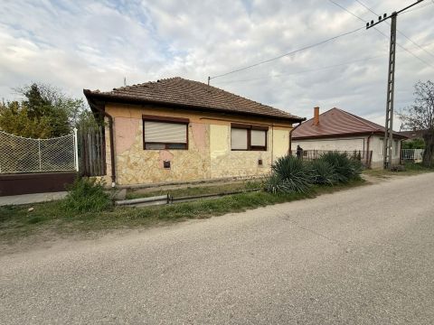 Eladó Ház 2364 Ócsa , Barátságos lakás!Saját kertrész!