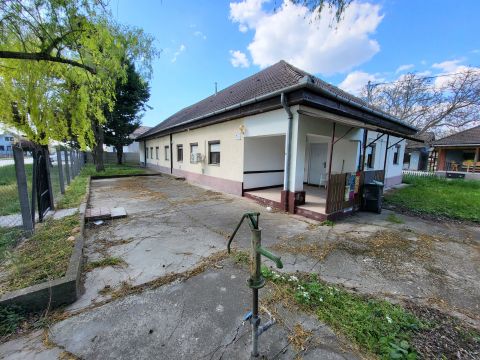 Eladó Ház 2340 Kiskunlacháza , Kikunlacháza - kétgenerációs ház a város szélén