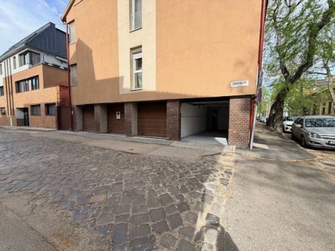 Kiadó Parkoló 6000 Kecskemét , Kecskeméten Klapka utcán  19 m2 es garázs kiadó