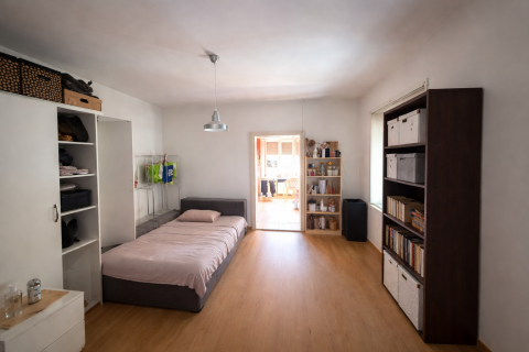 Eladó Ház 2721 Pilis , Állomás közelében található, felújításra váró családi ház