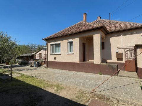 Eladó Ház 6446 Rém csendes utcájában