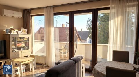 Eladó Lakás 7625 Pécs , 'Tettye Belvároshoz közel-erkélyes tégla lakás gk beállóval'