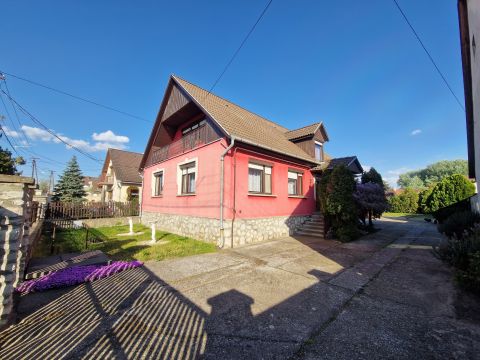 Eladó Ház 6500 Baja , Katonavárosban, frekventált helyen