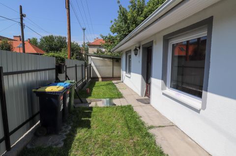 Eladó Ház 1097 Budapest 9. kerület Kertkapcsolatos ikerház fél!