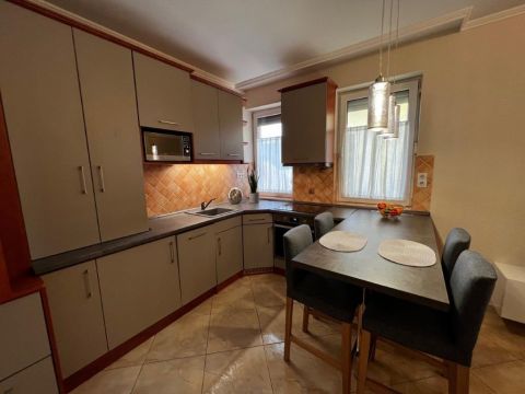Kiadó Lakás 6000 Kecskemét , Hosszútávra kiadó nappali+2 szobás lakás kocsibeállóval!