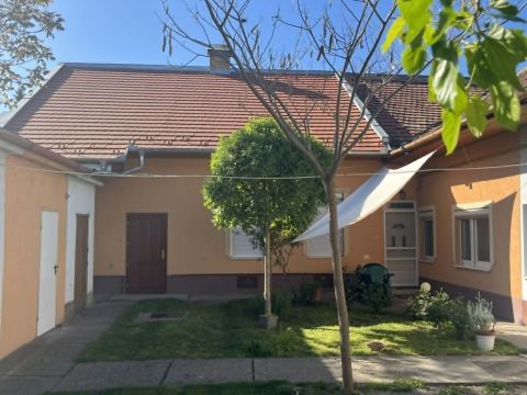 Eladó Lakás 6000 Kecskemét Felújított lakás közvetlen a piac közelében!