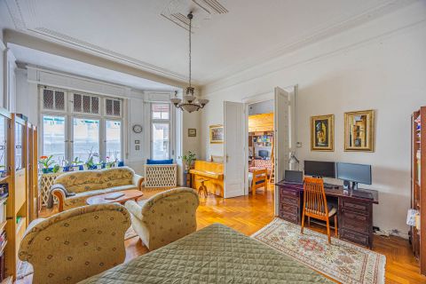 Eladó Lakás 1054 Budapest 5. kerület , SZABADSÁG tér mellett - napos, erkélyes lakás!