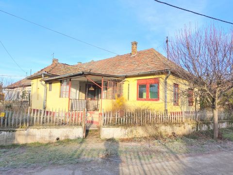 Eladó Ház 7084 Pincehely , Községházától nem messze