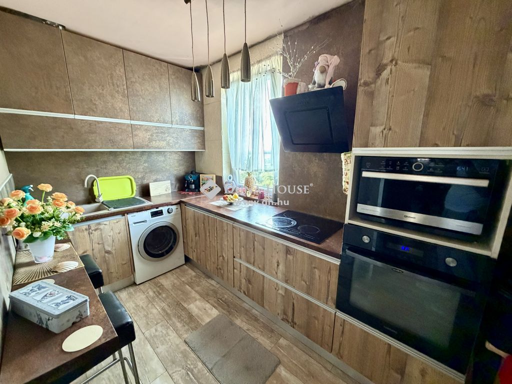 7300 Komló — 1/9