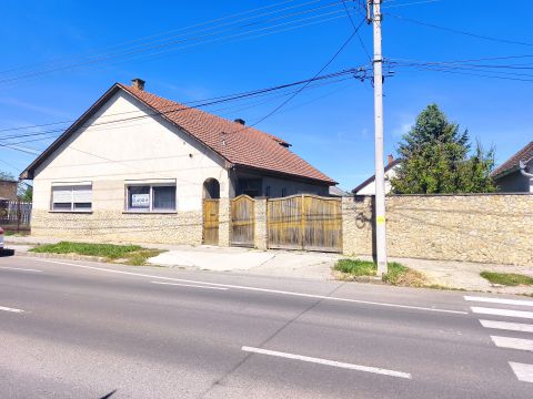 Eladó Ház 7200 Dombóvár , Rákóczi utca - Szegfű utca sarka