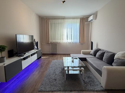 Eladó Lakás 1039 Budapest 3. kerület , Békásmegyer - Duna felőli oldalán, közel a piachoz