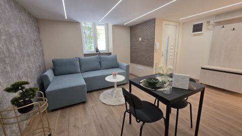Eladó Lakás 1071 Budapest 7. kerület , Damjanich utcában felújított belső két szintes lakások