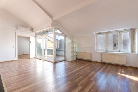 Eladó Lakás 1073 Budapest 7. kerület , 4. emeleti , kis utcára néző nagy teraszos lakás a körúton!
