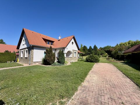 Eladó Ház 8245 Vászoly Csendes családi házas övezetben