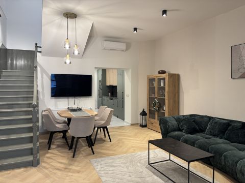 Eladó Lakás 4024 Debrecen , Debrecen kedvelt sétálóutcájában.