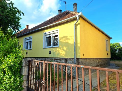 Eladó Ház 9082 Nyúl , Kiváló elosztású ház garázzsal, melléképülettel!