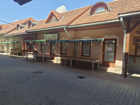 Kiadó Üzlethelyiség 2200 Monor , Monoron a piactéren emeletes üzlethelyiség 