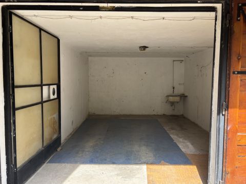 Eladó Parkoló 4032 Debrecen , Mikszáth Kálmán utcán zárt udvaros társasházban