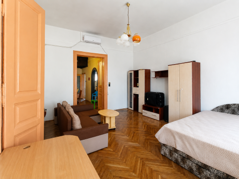 Eladó Lakás 1064 Budapest 6. kerület Minden karnyújtásra a Vörösmarty utcából