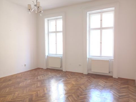 Eladó Lakás 1015 Budapest 1. kerület Mária térnél, szép társasházban, tágas terekkel