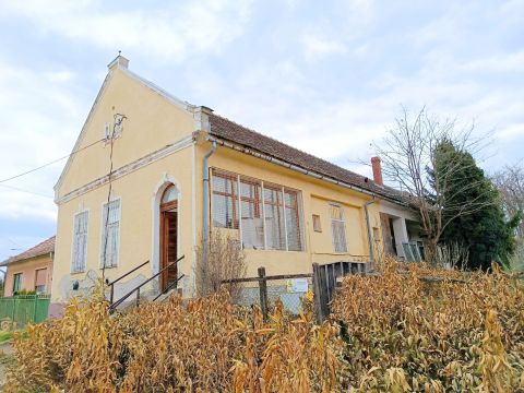 Eladó Üzlethelyiség 7041 Vajta , Fő téren akár lakóházzá is átalakítható