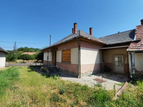 Eladó Ház 7084 Pincehely , Alakítsd álmaidhoz, nagy telek, sok melléképület