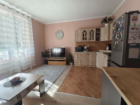 Eladó Ház 9330 Kapuvár , OMV Benzinkúthoz közel.