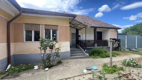 Eladó Ház 2764 Tápióbicske , központhoz közeli, összközműves felújítandó családi ház