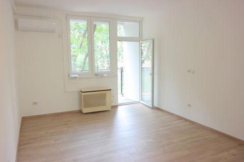 Eladó Lakás 1202 Budapest 20. kerület Deák térnél parkra néző erkéllyel, klímával, friss felújítva