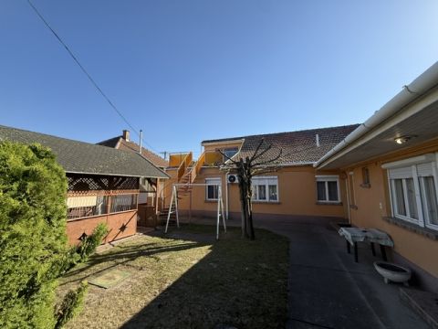 Eladó Ház 6100 Kiskunfélegyháza , Eladó családi ház műhelyekkel együtt