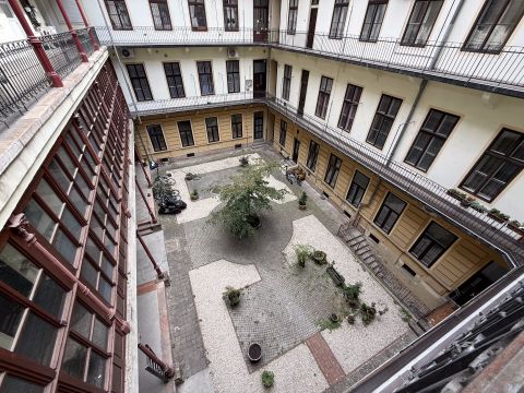 Eladó Lakás 1088 Budapest 8. kerület Palotanegyed, Szentkirályi utca 2 külön nyíló szobás