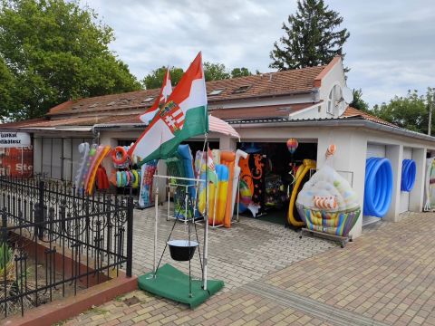 Eladó Üzlethelyiség 8647 Balatonmáriafürdő , Platán fasor